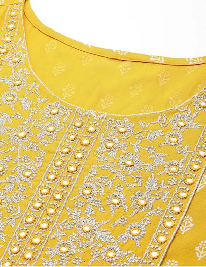 Preview: Detailansicht der Passe eines gelben indischen Kleides, florale Stickerei mit kleinen, hineingearbeiteten Spiegel-Elementen